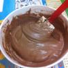 Làm phần kem chocolate: Trộn đều bột cacao với sữa đặc và 20ml kem whipping. Gelatine ngâm ít nước cho nở vài phút, quay lò viba cho tan chảy, trộn vào hỗn hợp trên. Kem tươi bạn đánh bông. Sau đó bạn trộn phần kem chocolate với kem tươi sau đó để hỗn hợp này vào ngăn đá tủ lạnh cho kem đông lại.