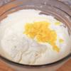 Cho kem tươi vào tô cùng với 15g đường, dùng máy đánh trứng đánh bông cứng. Tốt nhất trước khi đánh bạn để phần kem tươi vào tủ lạnh chứng 5 phút. Sau đó cho phần xoài vào trộn đều. 
