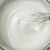 Rây hỗn hợp bột vào trứng, trộn đều, nhẹ tay theo kỹ thuật fold. Cho tiếp bơ sữa vào fold đều.