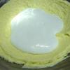 Trộn 130g kem phô mai với 40g đường cho thật đều. Sau đó đổ 70g kem sữa tươi vào trộn cùng với nhau. Đánh càng nhuyễn càng ngon.