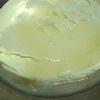 Hòa tan 2g bột gelatine với 1/2 muỗng canh nước cốt chanh(đun cho nhanh tan). Sau đó đổ hết vào hỗn hợp kem, trộn đều. Múc cho vào 30g mứt việt quất, trộn đều.