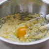 Bơ để ở nhiệt độ phòng cho mềm, rồi cho vào thố. Rây đường bột vào bơ rồi đánh đến khi bơ chuyển màu vàng nhạt thì thêm 1 quả trứng vào đánh cùng. Tiếp tục thêm quả trứng còn lại vào đánh đều.