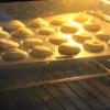 Làm nóng lò nướng trước ở nhiệt độ 210 độ C, cho khay bánh vào. Nướng từ 10-15 phút đến khi bánh chuyển màu vàng nâu là được.