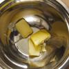 Đầu tiên cho bơ, đường và muối vào tô, dùng máy đánh trứng đánh cho tới khi bơ chuyển màu sáng. Sau đó cho từng quả trứng vào đánh cho tới khi hỗn hợp đồng nhất.