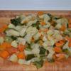 Cà rốt, bí ngòi, khoai tây gọt vỏ, rửa sạch, cắt hạt lựu rồi đem luộc chín.