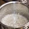 Đun sôi 100ml nước với 140gr đường trắng trong nồi. Vừa nấu vừa khuấy đều để đường trắng tan hết.