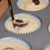 Đặt cốc giấy vào từng khuôn cupcake, múc hỗn hợp bánh vào cốc giấy. Rưới đều chocolate đen tan chảy lên bánh, cho vào lò, nướng khoảng 25 phút ở nhiệt độ 180 độ C.