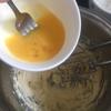 Làm mềm 50g bơ, cho vào thố lớn, thêm 37g đường bột vào, dùng máy đánh trứng đánh cho bơ nhạt màu. Đánh tan 1 quả trứng, chia làm 2 lần cho vào thố bơ, đánh cho quyện đều.