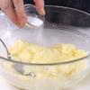 Khoai tây gọt vỏ, bổ 4 rồi luộc cùng chút muối cho đến khi khoai chín mềm, vớt ra để ráo nước. Xay nhuyễn khoai tây với bơ. Thêm sữa, muối, hạt tiêu và sốt nấm cục trắng vào trộn đều.