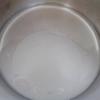 Đun sôi 500ml nước trong nồi, cho 110gr đường trắng vào, khuấy đều cho tan.