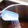 Cho khoai lang vào nồi hấp, hấp chín sau đó lấy ra nghiền nát. Đun nhừ đậu đỏ với 50 ml nước và đường, chắt bỏ hết nước rồi tán nhuyễn.