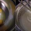 Đập trứng vào thố, thêm đừng vào. Đánh cho hỗn hợp chuyển màu trắng ngà.