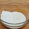Cho 100g bột nếp, 100g bột gạo và 8g đường trắng vào tô, trộn đều rồi cho từ từ 150ml nước vào, trộn và nhào bột thành khối sáng mịn là được.
