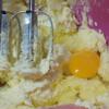 Dùng máy đánh trứng đánh bông bơ cùng đường. Thêm tiếp trứng và vani vào đánh đều.