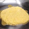 Đánh tan 70g bơ, 1/8 muỗng cà phê vani và đường bột trong 1 tô rồi cho trứng gà vào, tiếp tục trộn đều.
