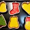 Bạn nên chuẩn bị sẵn các khuôn bánh có họa tiết là hình các nhân vật trong ngày giáng sinh như: người tuyết, ông già noel, cá chuông, cây thông noel, ... Sau đó tùy sở thích mà trang trí tạo màu cho bánh nhé!