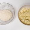 Chuẩn bị khoai tây nghiền để làm nhân bánh. Cắt bột thành 10 phần bằng nhau, dùng chày cán mỏng từng miếng bột.
