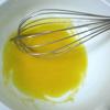 Thơm gọt vỏ, bỏ mắt, rửa sạch, cắt nhỏ rồi đem xay nhuyễn. Cho 1 lòng đỏ trứng gà vào chén đánh tan.
