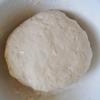 Cho bột mì vào tô lớn, thêm từ từ nướng ấm vào, dùng tay nhồi sao cho bột thành khối đồng nhất. Không nên cho một lúc quá nhiều nước mà bột nhão nhé!