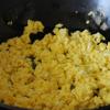 Đun nóng 2 muỗng canh dầu ăn, đánh tan 4 quả trứng rồi cho vào chảo chiên. Khi trứng hơi săn lại thì dùng đũa khuấy đều cho tỏi ra, chiên tiếp lửa nhỏ vừa cho trứng chín.