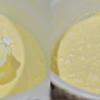 Dùng phớt dẹt (spatula) lấy 1/3 hỗn hợp lòng trắng trứng đã đánh bông, nhẹ nhàng trộn (fold) vào với bát hỗn hợp lòng đỏ và sữa. Phần lòng trắng còn lại chia làm 2, từ từ trộn từng phần vào. Lúc đầu khi cho phần lòng trắng vào và trộn sẽ thấy từng mảng lớn lòng trắng nổi phềnh trên âu. Cứ nhẹ nhàng dùng phới dẹt trộn đến khi những mảng trắng này nhỏ dần đều, không còn những mảng to là được.