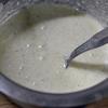 Trộn hỗn hợp lỏng (men) gồm: bột, đường trắng với vỏ và nước cốt 1/2 trái chanh cho đến khi đường lên màu nhẹ, có mùi thơm của chanh. Sau đó, bắt thứ 2 trộn hỗn hợp khô gồm: bột nở, bột baking soda và muối. Bát thứ 3 trộn sữa chua, bơ tan chảy, vani, đường bột, kem sữa tươi và hỗn hợp lỏng ở bát đầu tiên và 2 muỗng canh nước cốt chanh.
