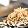 Chiếc bánh Okonomiyaki căng tròn, phết sốt Okonomi và Mayonnaise, rắc thêm cá bào và Tobiko có hương vị vô cùng tuyệt vời. Thưởng thức thôi!