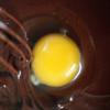 Đập trứng gà vào, đánh đều cho trứng hòa quyện vào hỗn hợp trên. Trong một chén khác, trộn đều bột mì, bột cacao, muối nở lại với nhau,