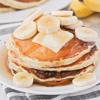 Bánh Pancake chuối nghiền có thể dùng ăn chơi hay ăn sáng đều tuyệt vời. Bánh có thể ăn kèm cùng các loại mứt trái cây, trái cây tươi, mật ong hay siro đường cũng đều rất ngon nhé!