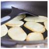 Khoai tây gọt vỏ, rửa sạch, bào lát mỏng. Hành tây xắt lát mỏng. Trứng đập ra chén, nêm chút muối, tiêu và đánh cho đều lên. Đun nóng chảo với 1 muỗng dầu ăn, cho khoai tây vào chiên 10 phút cho vàng đều các mặt thì lấy ra.