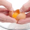 Cẩn thận tách riêng lòng đỏ trứng và lòng trắng trứng gà. Để lòng trắng trứng vào tủ lạnh. Trong lúc đó bật trước bếp với lửa cực nhỏ. Cho lòng đỏ trứng, sốt mayonnaise, sữa tươi và đánh tan, thêm bột mì vào trộn cho hỗn hợp hòa quyện.