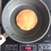 Đun nóng ít dầu ăn đủ để tráng chảo (dùng giấy thoa dầu lên chảo là tốt nhất), múc một muỗng hợp hợp bột bánh pancake cho vào chảo, dàn mỏng đều (kích thước tùy thích), nướng bánh pancake ở lửa nhỏ vừa để bánh chín vàng cam một mặt, trở mặt bánh pancake, nướng chín mặt còn lại. Làm tương tự cho hết chỗ bột nhé.