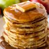 Pancake ngon nhất là ăn khi còn nóng ấm. Có thể dùng kèm bánh với bơ và mật ong, mứt quả hoặc các loại hoa quả tươi, hoa quả sốt bơ caramel, chẳng hạn như caramelized apple.