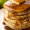 Pancake ngon nhất là ăn khi còn nóng ấm. Có thể dùng kèm bánh với bơ và mật ong, mứt quả hoặc các loại hoa quả tươi, hoa quả sốt bơ caramel, chẳng hạn như caramelized apple.
