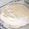 Bỏ chiếc bánh và lò nướng, nướng trong khoảng 60 đến 70 phút hay đến khi bánh cứng lại. Đừng nướng chiếc bánh thành màu nâu sậm, nó nên có màu trắng ngà bên ngoài.