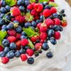 Mình có thể thưởng thức ngay hoặc cho vào tủ lạnh một lúc cho kem mát lạnh nữa nhé! Vị thanh của bánh hòa với vị chua ngọt của trái cây đầy màu sắc là một sự kết hợp tuyệt vời đấy!
