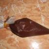 Đun cách thủy cho chocolate đen tan chảy rồi cho chocolate đen vào túi bóp kem có gắn đui tròn.