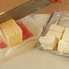 Chuẩn bị nguyên liệu. Cắt bơ và kem phô mai thành từng miếng nhỏ và để ở nhiệt độ phòng cho mềm ra. 