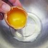 Trứng đập ra chén, tách lấy lòng đỏ và lòng trắng trứng. Sau đó, đánh bông lòng trắng trứng với đường trắng.