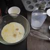 Chuẩn bị tất cả các nguyên liệu. Đánh đều sữa, trứng, 30g bơ, muối và tiêu trong một bát tô.