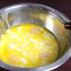 Tách riêng lòng đỏ và lòng trắng của 6 trứng gà. Rây hỗn hợp bơ phô mai vào thau lòng đỏ trứng, thêm 1 muỗng cà phê nước vani và chỗ bột đã rây vào rồi dùng máy đánh đều thành hỗn hợp đồng nhất. Sau đó thêm từ từ 105g đường vào, đánh đều cho tan.