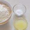 Trộn bột bánh phồng tôm, rây bột vào âu cho mịn, sau đó thêm hạt thì là, tiêu xay và muối ăn vào trộn đều. Sau đó cho bơ đun chảy vào, khuấy đều lần nữa.