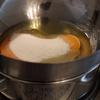 Cho 4 quả trứng, 100 g đường, dầu ăn và 2 ống vani vào thau. Đun sôi ít nước trong một chiếc nồi nhỏ, sao cho có thể đặt thau đựng trứng lên miệng nồi mà đáy thau không chạm nước. Đợi nước sôi thì hạ nhỏ lửa cho nước sôi lăn tăn rồi đặt thau lên miệng nồi.