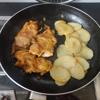 Khoai tây gọt vỏ, cắt miếng mỏng. Cho dầu ăn vào chảo, đợi dầu nóng cho thịt gà và khoai tây vào chiên.