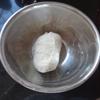 Hòa men với 125 ml nước ấm để khoảng 10 phút. Sau đó trộn bột mì, men, muối với nhau, nhào kỹ.