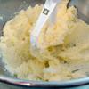 Chuẩn bị nguyên liệu, trộn đều các nguyên liệu khô như bột mì đa dụng, muối, bột nở, đường trắng, rây cho mịn. Trứng gà đánh tan rồi cho vào máy đánh bột, đánh đều, cho tinh chất vani vào, kế tiếp cho 1/2 lượng sữa và 1/2 lượng hỗn hợp bột vào.