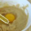 Sau đó, các bạn cho trứng gà cùng với nước vani vào bát hỗn hợp bơ và tiếp tục dùng máy đánh trứng đánh tan. Bỏ máy đánh trứng đi, các bạn cho hỗn hợp bột vào bát hỗn hợp trứng bơ chúng ta vừa mới đánh. Các bạn hãy dùng phới trộn bột trộn thật đều và nhẹ nhàng để bột được quyện đều vào bơ. Thời gian trộn bột sẽ khá lâu, các bạn sẽ phải trộn bột cho đến bao giờ bột thật mịn, mềm, không vón cục và tạo thành một khối bột thống nhất. Bột sau khi đã trộn xong các bạn để bột nghỉ khoảng 5-10 phút.