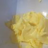 Bột mì rây qua cho mịn. Thanh bơ cho vào bát làm mềm rồi sau đó dùng thìa dặm nhuyễn. Trứng gà các bạn đập ra bát để riêng. Làm nóng lò nướng ở nhiệt độ là là 180 độ C (350 độ F). 