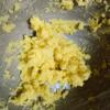 Cắt nhỏ 100g bơ cho vào thố lớn, để nhiệt độ phòng cho bơ được mềm. Rắc vào 40g đường bột, dùng máy đánh trứng đánh đều hỗn hợp bơ đường cho vàng nhạt. Cắt nhỏ trái nam việt quất sấy, cho vào thố bơ trộn đều.