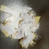 Cắt nhỏ 100g bơ cho vào thố lớn, để nhiệt độ phòng cho bơ được mềm. Rắc vào 40g đường bột, dùng máy đánh trứng đánh đều hỗn hợp bơ đường cho vàng nhạt. Cắt nhỏ trái nam việt quất sấy, cho vào thố bơ trộn đều.